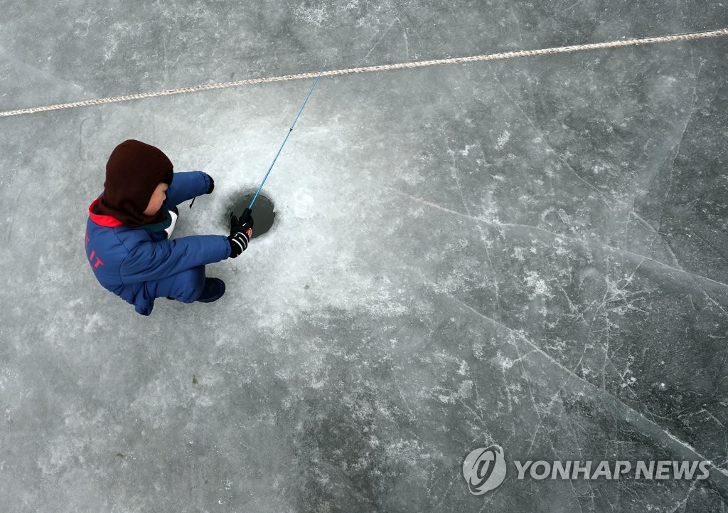 '잘 안잡히네' 고민하는 꼬마 강태공