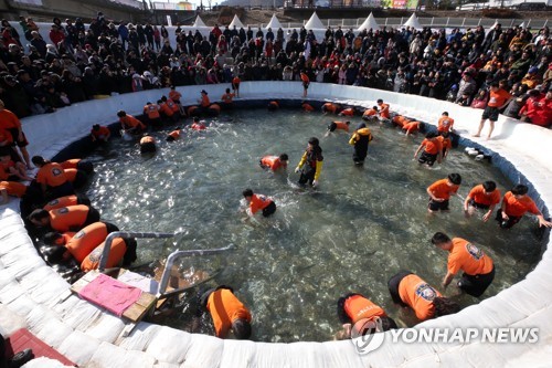 화천 산천어축제 맨손잡기 '인기'