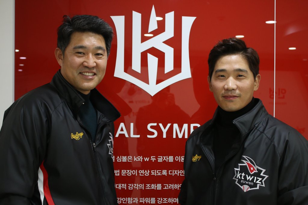 In this photo provided by the KT Wiz baseball club on Jan. 21, 2019, infielder Park Kyung-su (R) stands next to his general manager, Lee Soong-yong, after agreeing to a new three-year contract with the Korea Baseball Organization team. (Yonhap)