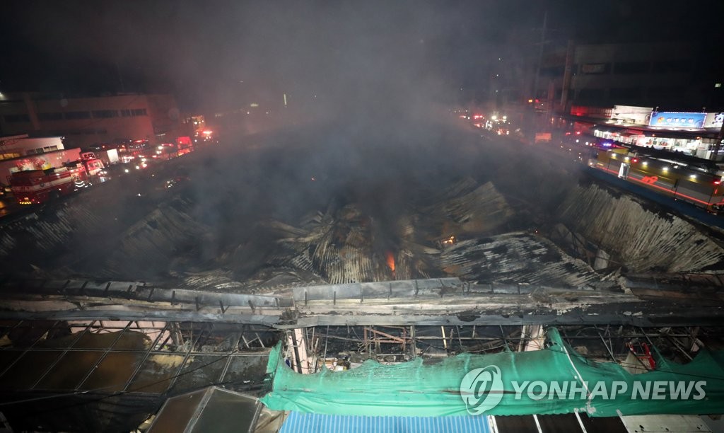 화재로 폭삭 내려앉은 시장 건물