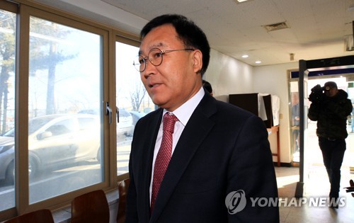 법정 향하는 김진하 양양군수