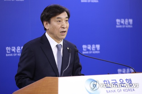 기준금리 유지 배경 설명하는 이주열 총재