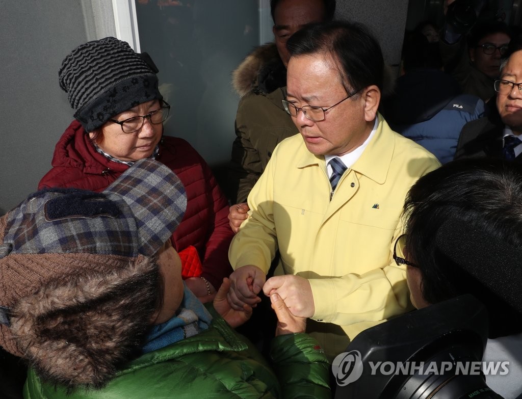 상인 위로하는 김부겸 장관
