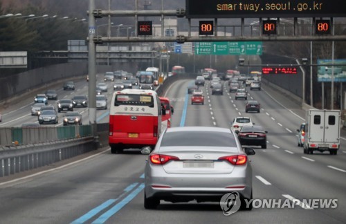 법규 위반 차량 단속 위해 달리는 암행순찰차