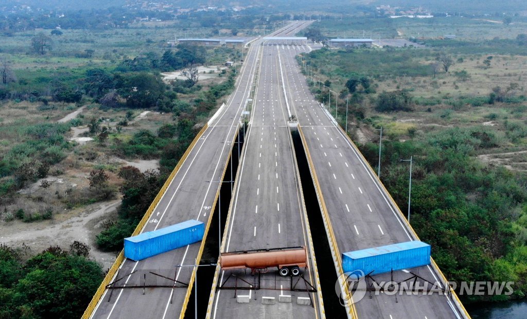"해외원조 안받겠다"…봉쇄된 베네수엘라 국경 다리