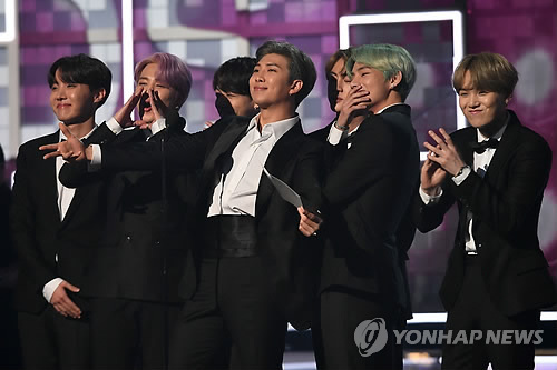 그래미 어워즈서 '베스트 R&B 앨범' 시상하는 방탄소년단