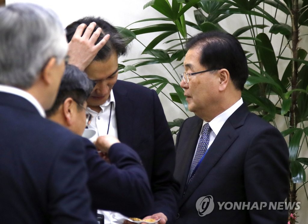 얘기 나누는 정의용 국가안보실장과 조국 민정수석