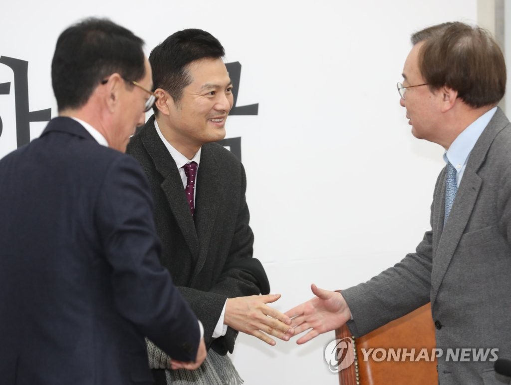 청와대 특별감찰반 진상조사회의 참석하는 김태우