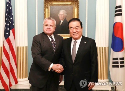 인사하는 문희상 의장과 존 설리번 미 국무부 부장관