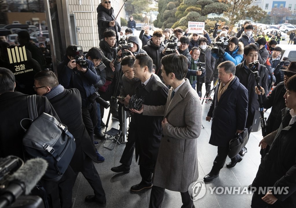 수원지검 출석하는 김태우
