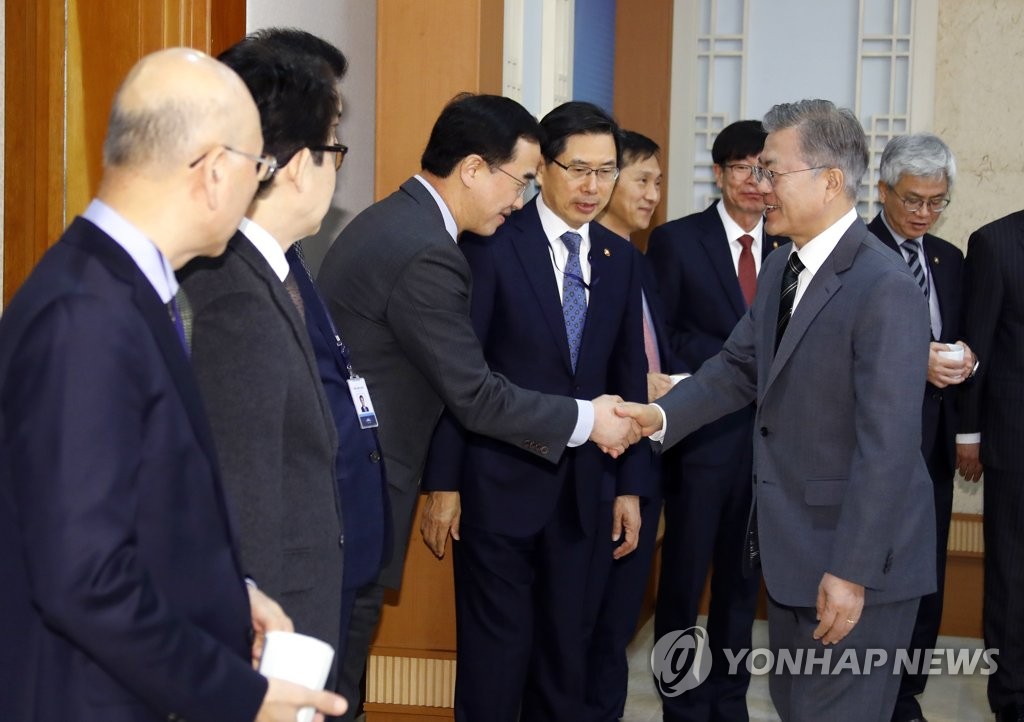 조명균 통일부 장관과 인사하는 문 대통령