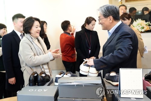 청각 장애인 수제화 행사장에서 비서실장과 대화하는 김정숙 여사