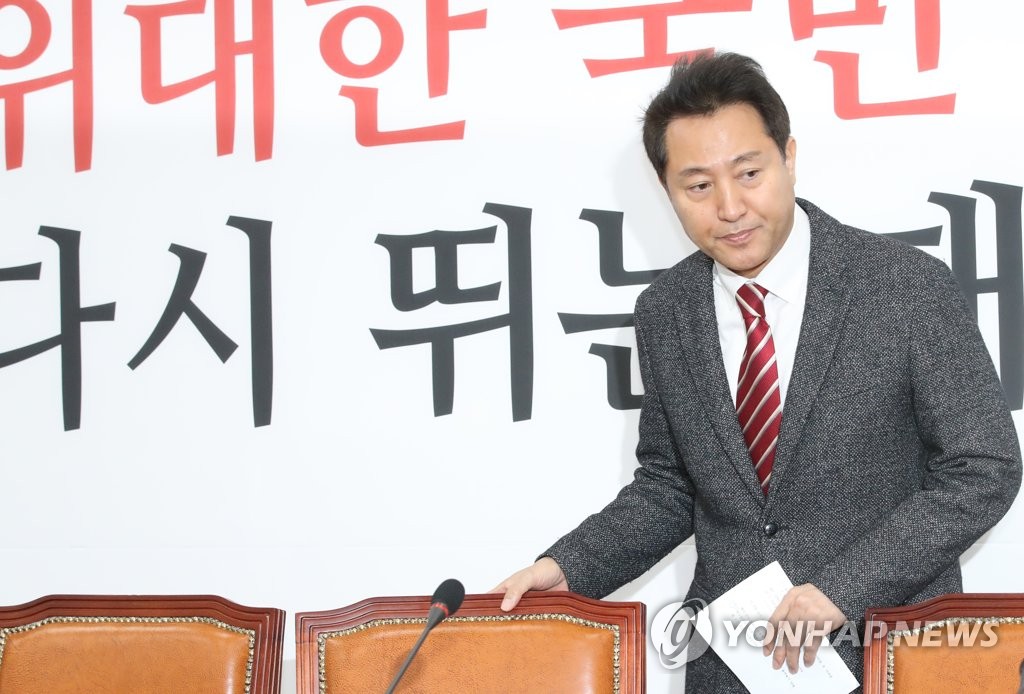 기자회견장 들어서는 오세훈 전 서울시장