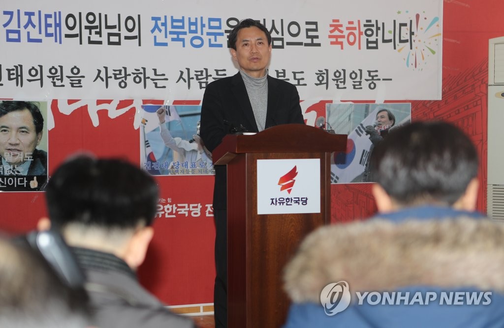질문에 대답하는 김진태 의원
