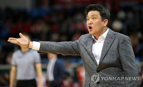 심판 판정에 항의하는 유도훈 감독