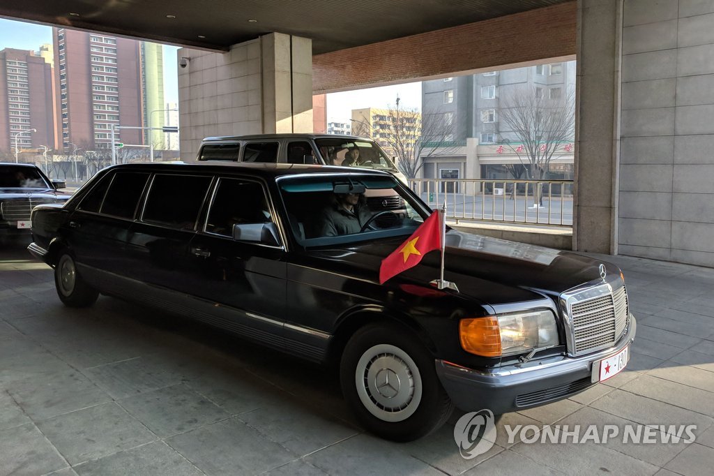 평양 고려호텔 떠나는 베트남 외교장관 탑승 차량