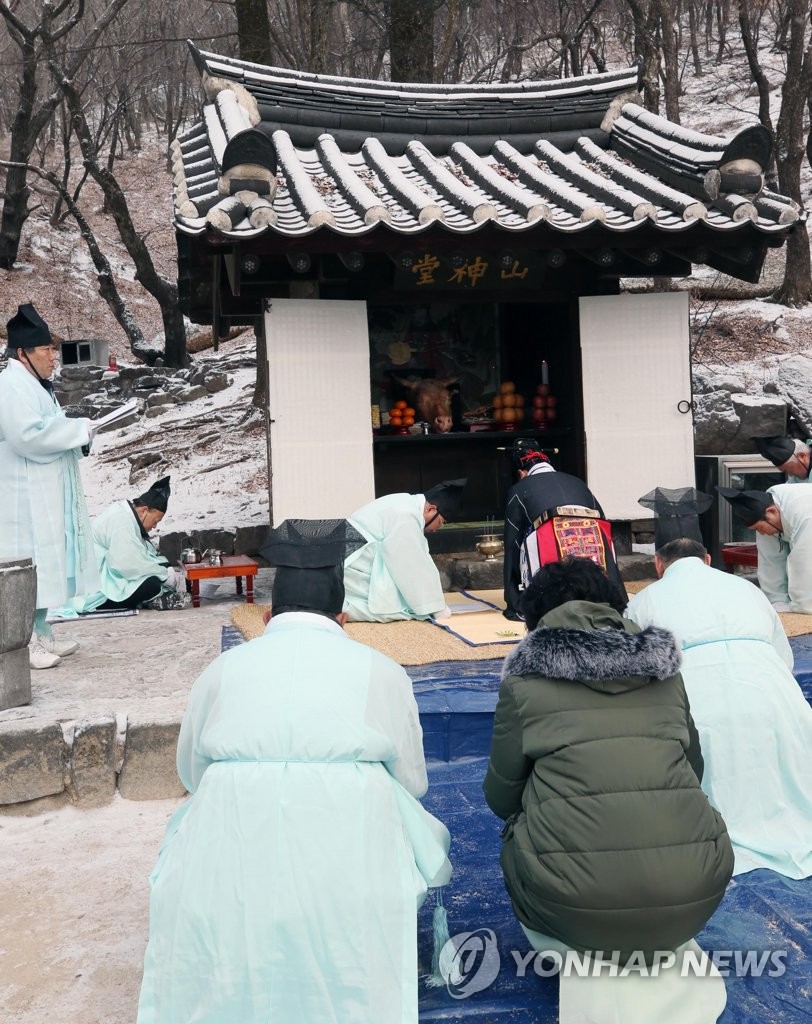 '동해안 봄철 산불 비상' 산신제 지내는 산림청