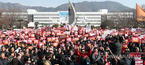경남도청 앞 김경수 지사 규탄대회