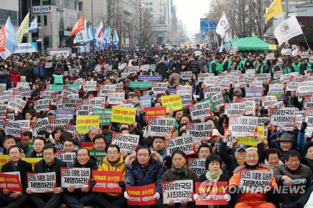 '5·18망언 규탄' 금남로 모여든 광주 시민들