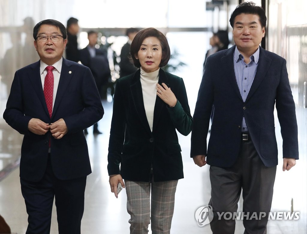 인터뷰장 향하는 나경원 원내대표