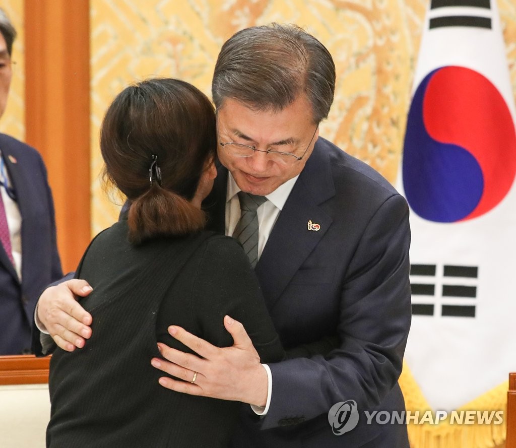 고 김용균 씨 어머니 위로하는 문 대통령
