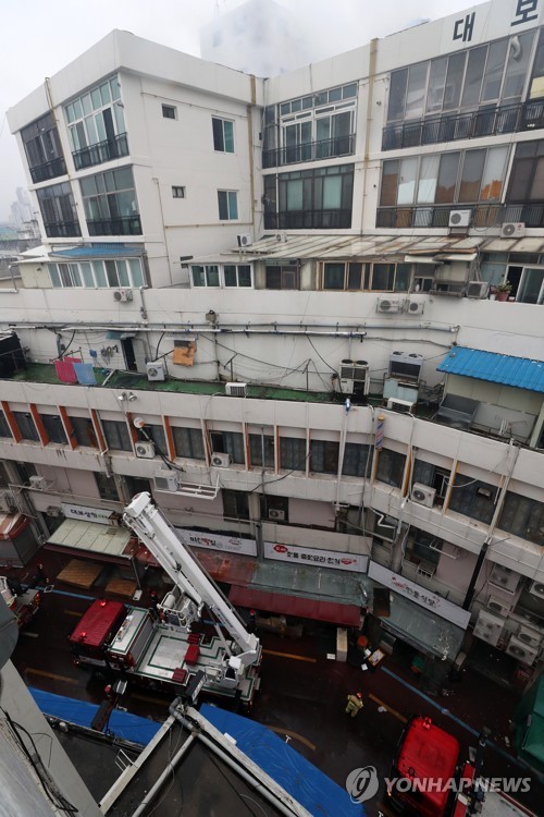 화재로 진입 통제된 사우나 건물