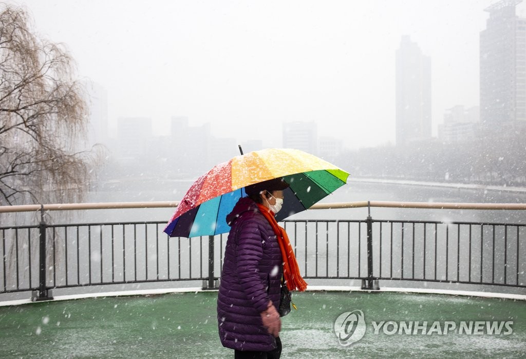 우산 쓴 서울 시민