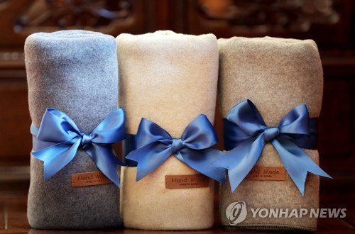 문 대통령이 5.18 민주화운동 광주지역 원로에게 선물한 목도리