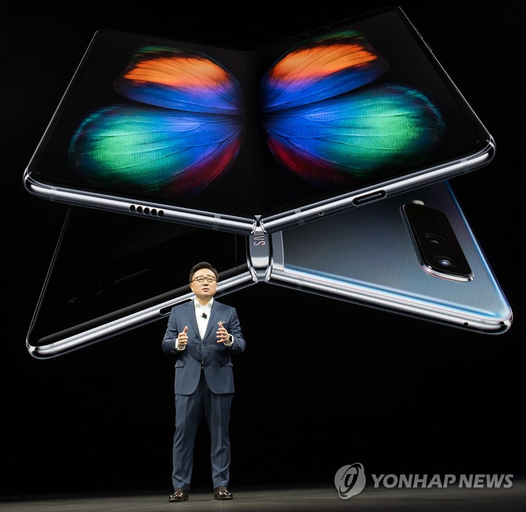 DJ Koh, head of Samsung's IT & Mobile Communications Division, unveils foldable smartphone Galaxy Fold during an Unpacked event in San Francisco on Feb. 20, 2019 (local time), in this photo provided by the South Korean tech giant. (Yonhap)