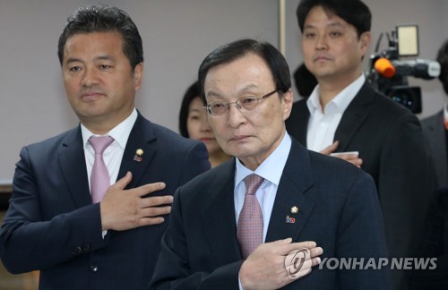 국기에 대한 경례하는 이해찬