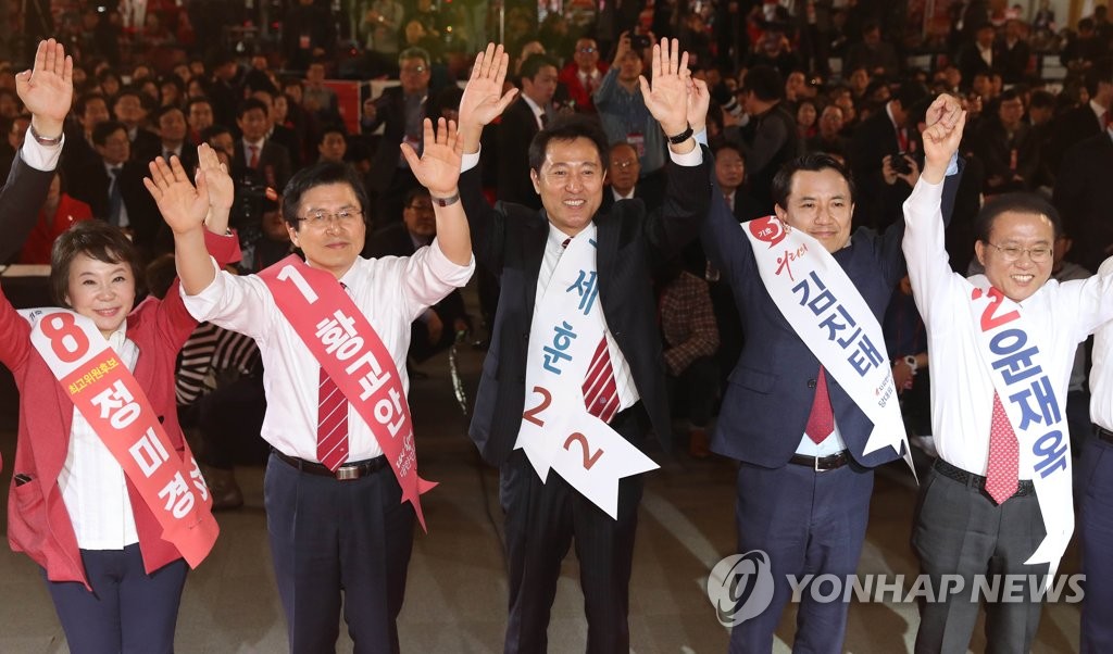 당원들에게 인사하는 한국당 후보들