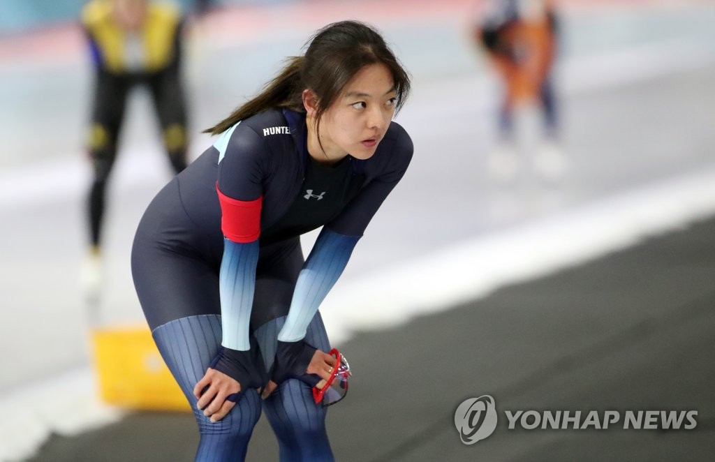 전광판 기록 확인하는 김보름