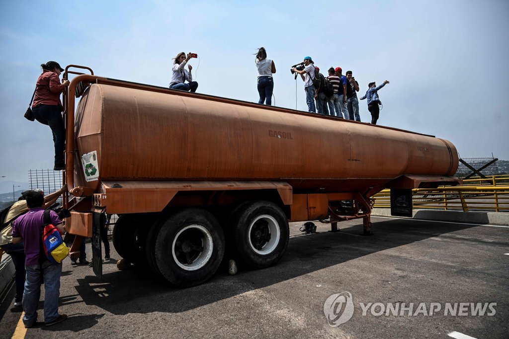 콜롬비아 연결 국경 교량 가로막은 베네수엘라 기름탱크