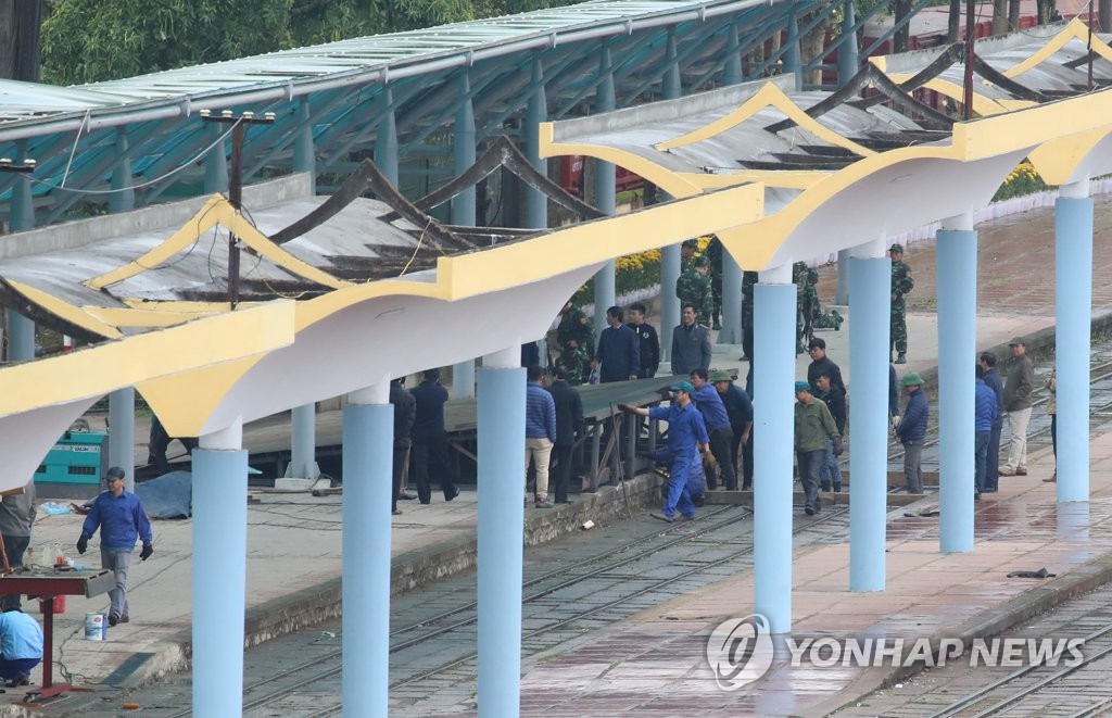 구조물 설치 중인 동당역