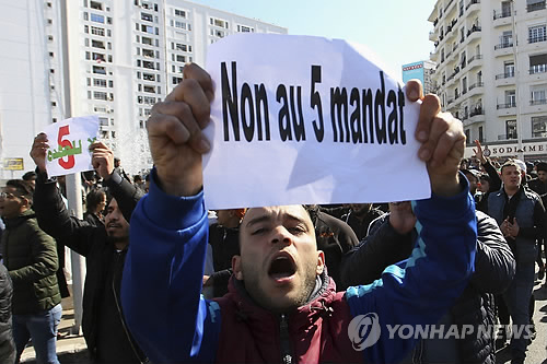 알제리서 '5선 안 돼'…부테플리카 대통령 출마 반대 시위