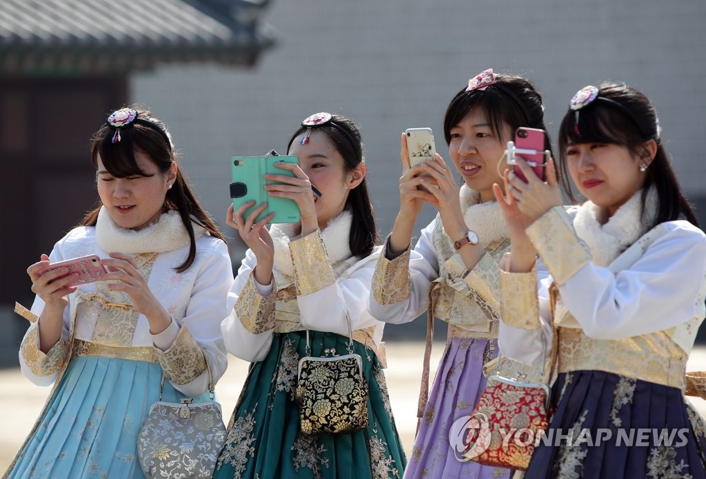 Imagen de archivo de turistas extranjeras vestidas con el traje tradicional coreano "hanbok".