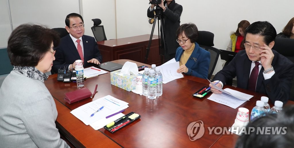 회동하는 국회 윤리특위위원장과 간사들