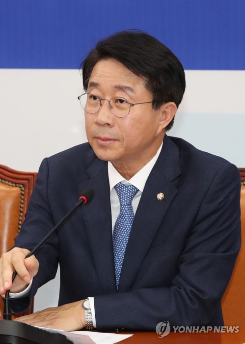 발언하는 조정식