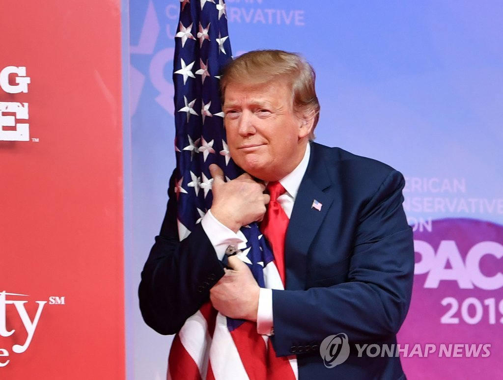 성조기 껴안은 트럼프 대통령.