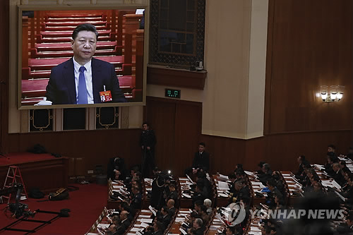 (베이징 AP=연합뉴스) 5일 중국 베이징 인민대회당의 전국인민대표대회 개막식에서 시진핑 국가주석이 리커창 총리의 정부 업무보고를 바라보는 모습이 대형 화면에 비치고 있다.