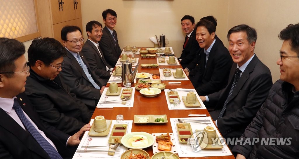 더불어민주당 이해찬 대표, 청와대 1기 참모진과 만찬