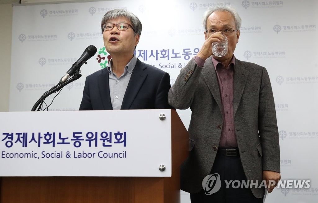 물마시는 문성현 경사노위 위원장