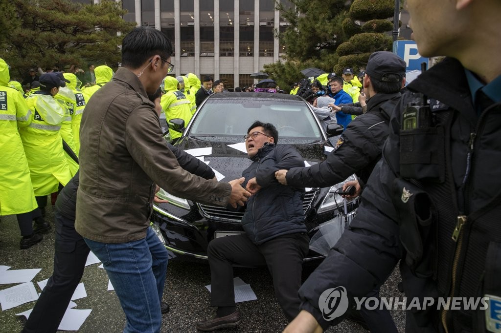 '전두환 사죄해' 항의하는 시민