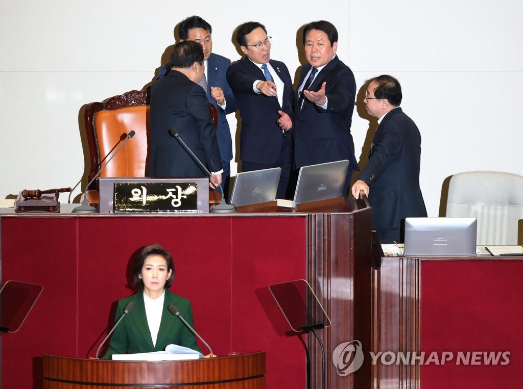 항의하는 홍영표, 굳게 입 다문 나경원