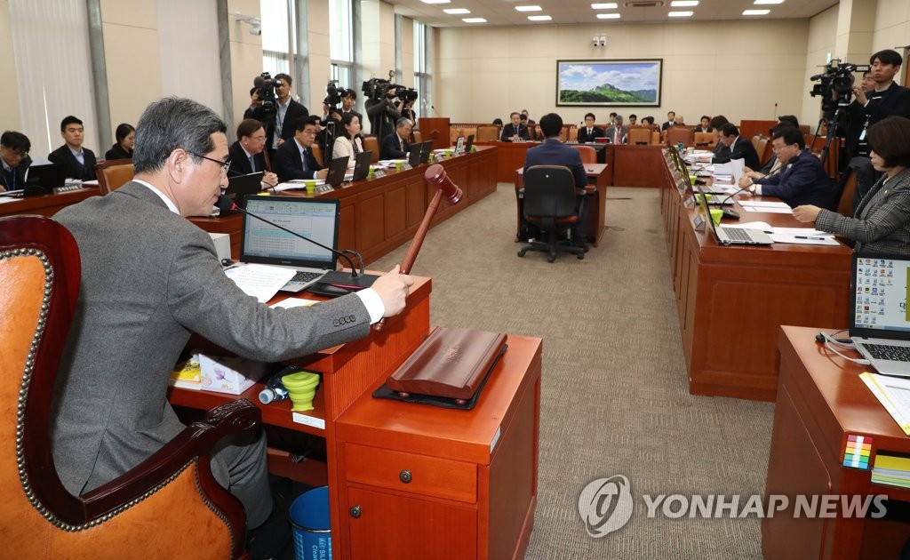 미세먼지 저감 등 개정 법률안 의결하는 김학용 위원장