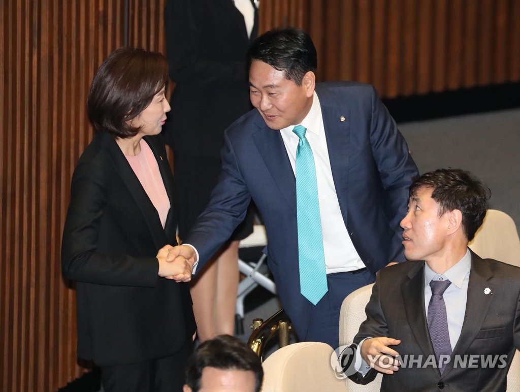 얘기 나누는 나경원 원내대표와 김관영 원내대표