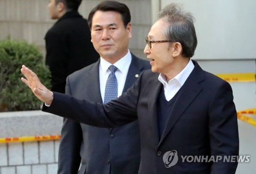 지지자들에게 인사하는 이명박 전 대통령