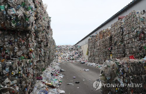 쌓여있는 제주 압축 쓰레기 뭉치