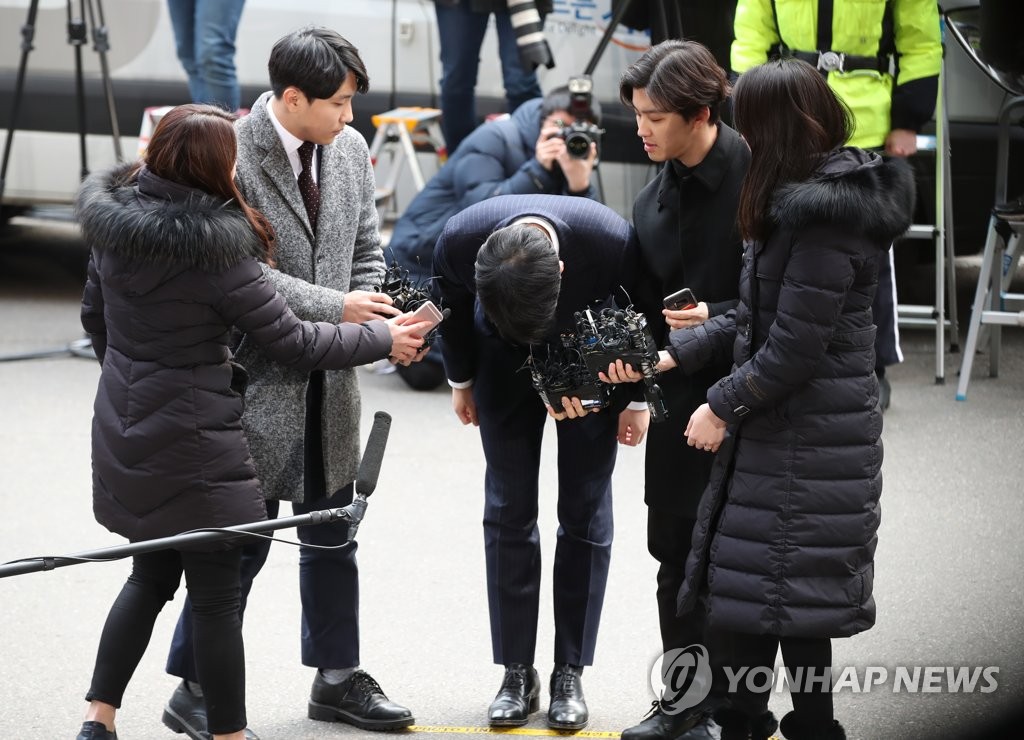 90도로 허리 숙인 승리