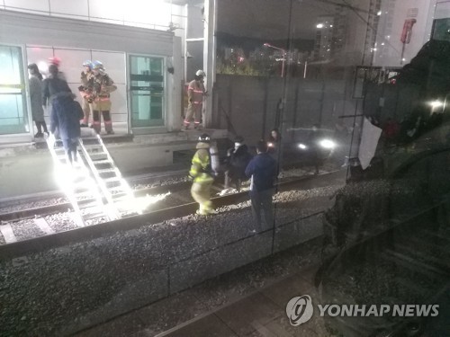 지하철 7호선 도봉산역 터널서 탈선…승객 대피중